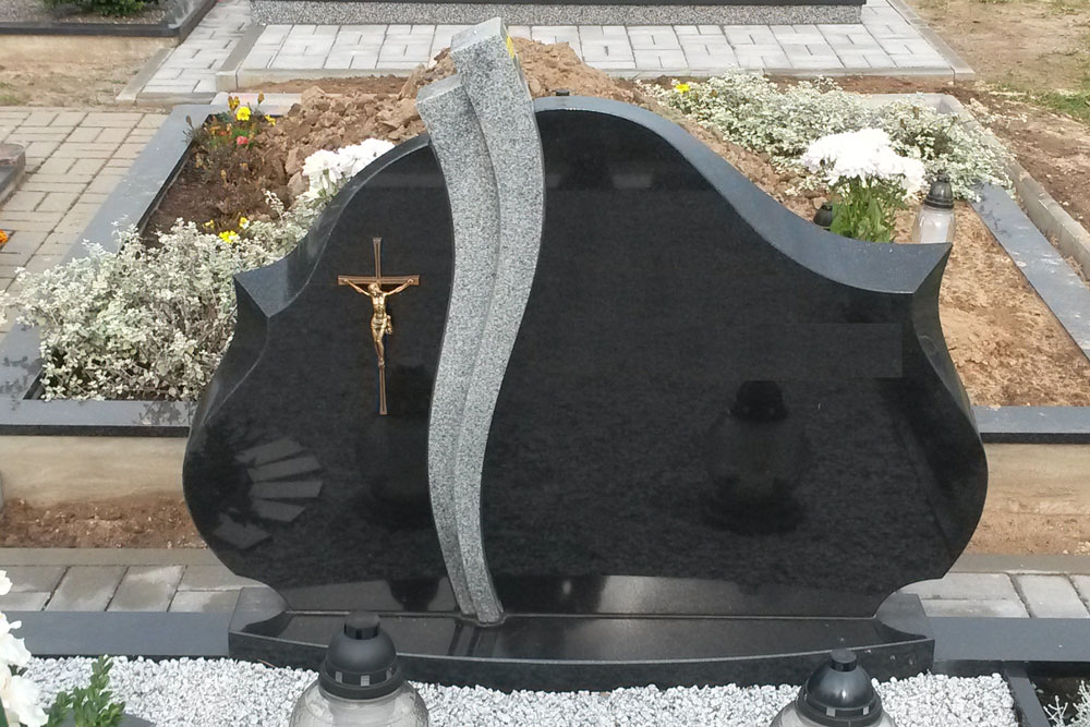 Надгробие на могилу из гранита фото